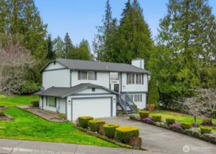Well maintained home with lush 1/4 acre landscaped yard in coveted North Lake Stevens neighborhood.