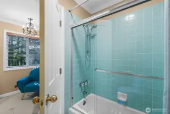Matching the countertops, this calming shared bathroom pairs it's accented tilework in the shower as well!