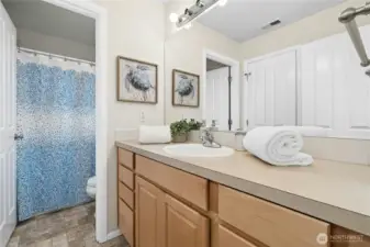 Jack & Jill bath linking 2nd & 3rd BR's