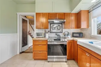 Ample room to cook in this beautiful kitchen~