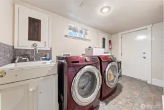 Spacious basement laundry room with wash tub~