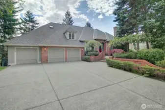 Grand level entry home great for entertaining and relaxing