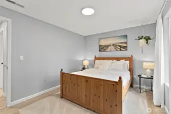 Secondary bedroom.