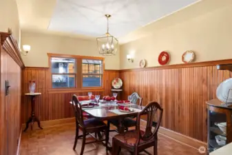 Classic dining room - perfect for gatherings!