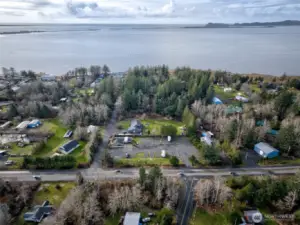 WOODED AREA CENTER OF PIC