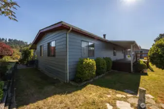 Nice yard with plenty of room for a vegetable garden!