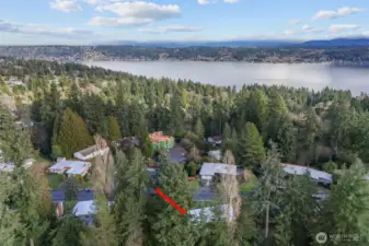 Ideally located in a quiet East Bellevue neighborhood with proximity to Lake Sammamish and surrounding natural beauty.Great neighborhood