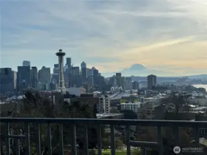 One flat block to Iconic Kerry Park. Pet friendly building! Take your dog here!