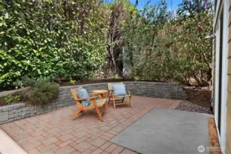 Your in-city outdoor oasis awaits! This fantastic patio is framed by a lush laurel hedge for ideal privacy.