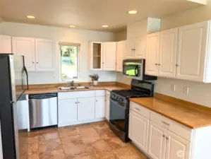 .The apartment has a full kitchen with electric stove/range, fridge, dishwasher and plentiful cabinet space.