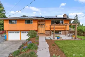 Welcome home to beautiful Eastmont in South Everett!