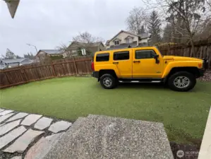 6 Guest Cars can park on the turf .