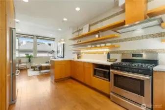 Unusually huge kitchen for a townhouse.