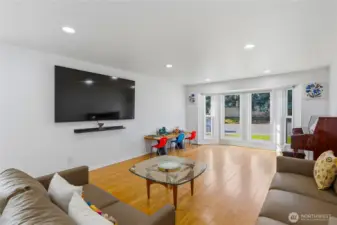538 NW Ensign Drive - Living Room w/ loads of natural light