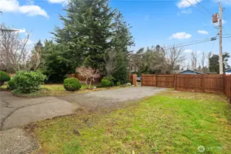 Front yard w/fence & gate