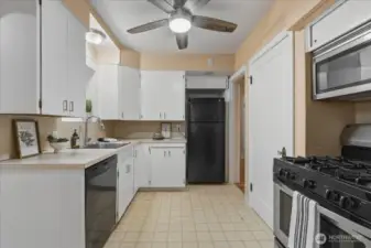 Kitchen, gas stove, built-in microwave, dishwasher, free-standing fridge, ceiling fan