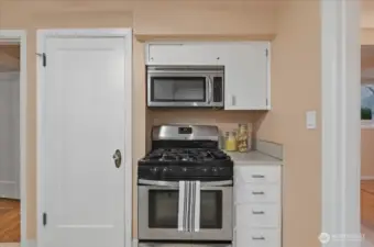 Kitchen, gas stove, built-in microwave, dishwasher, free-standing fridge, ceiling fan