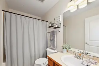 Full main bath.
