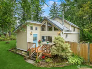 Surrounded by Gorgeous Gardens - Lofted Spaces & Metal Roof, Fully Fenced