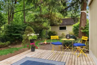 Lovley Rear Deck Surrounded by Nature