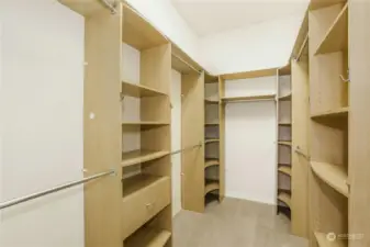Primary bedroom has 2 walk-in closets