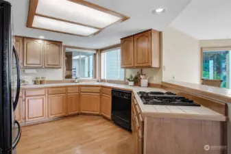 Gorgeous open kitchen.