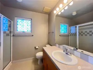 En-suite bathroom in bedroom 1