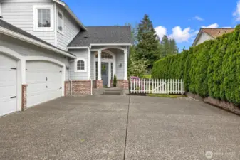 Your Dream Home!! Has that romantic entry!