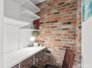 Great Space off off 2nd Liv Room for A Mini-Library or Pod Cast Room? Bring Your Ideas!