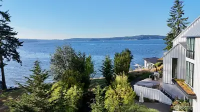 Designed for year-round comfort, the home features high-efficiency heating and cooling, dual air handler/filtration systems, and an Aquafina water filtration system for pure, clean living.