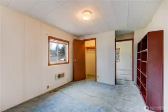 Second bedroom.