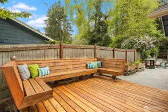 Built-in seating area