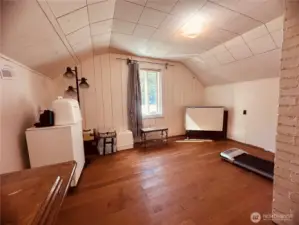 Another angle of 2nd bedroom.