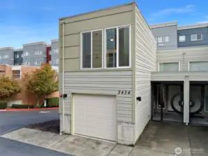 Experience the best of urban living in this centrally located townhouse near UW Tacoma, hospitals, and freeway access.