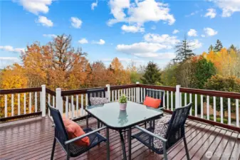 That nook opens to the deck for dining alfresco in the summer...