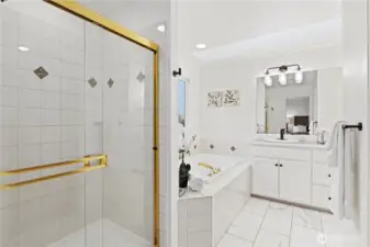 5-piece primary en-suite bath with jetted tub