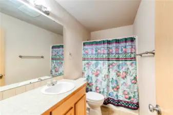 Upstairs Full Bathroom