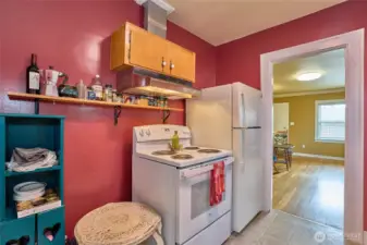 such a charming kitchen, New Stove/Oven and newer fridge. All appliances Stay
