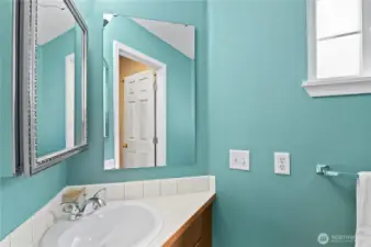 Downstairs 1/2 bathroom