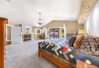 Vaulted ceilings, gas fireplace