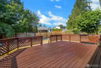 Large Deck For Entertaining!
