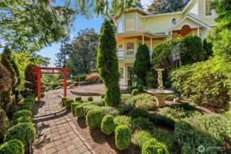 A gorgeous, landscaped yard with sprinkler system.