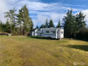28 foot 5th Wheel has to slides for ample room