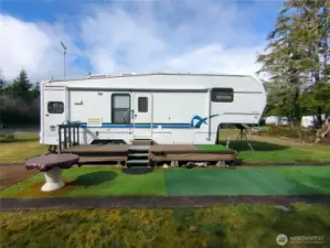 Great little deck in front of the 5th wheel.