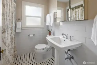 Bathroom with tub/shower