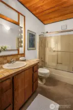 Main floor full bathroom