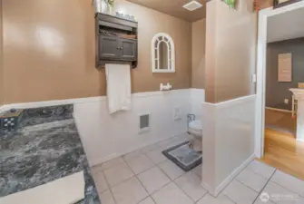 Large space in Primary Bath
