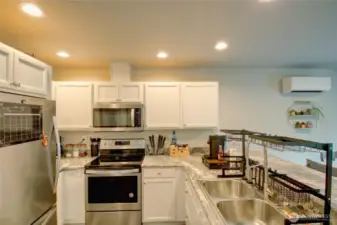 Updated kitchen with stainless appliances!