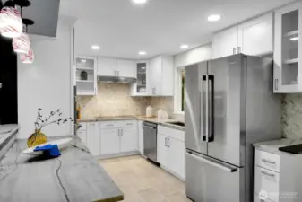 Wow. All new in 2021. Kenmore Elite convection range, Samsung induction oven, Bosch fridge/freezer, quartz countertops and soft-close cabinets.
