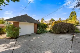 1 car garage and extra parking space on the side